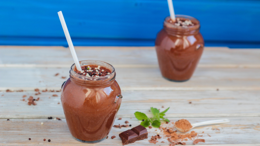 Hälsosam choklad- och apelsinsmoothie med zucchini och bladspenat